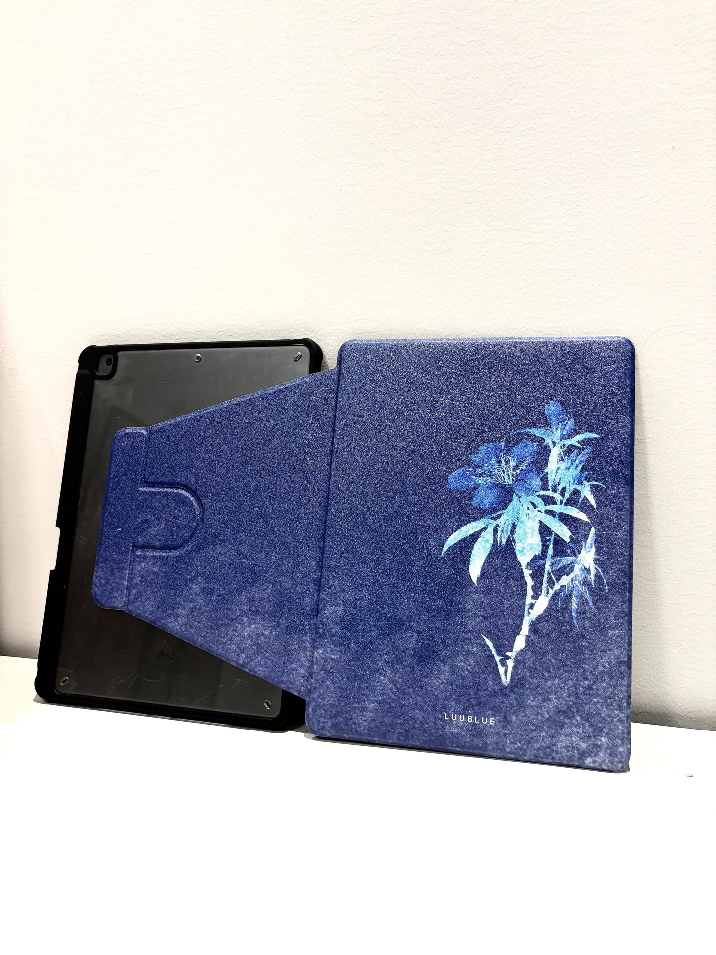 「Chinoiserie」 Flower Printed Blue iPad Case