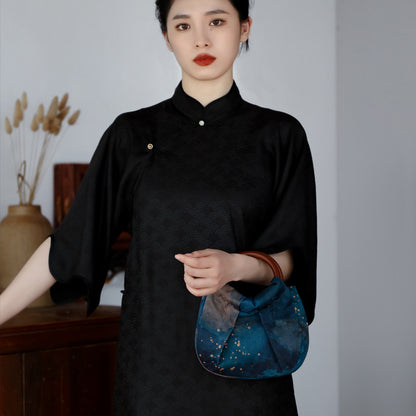 [Chinoiserie]  Wooden Handle Blue Pleated Clutch