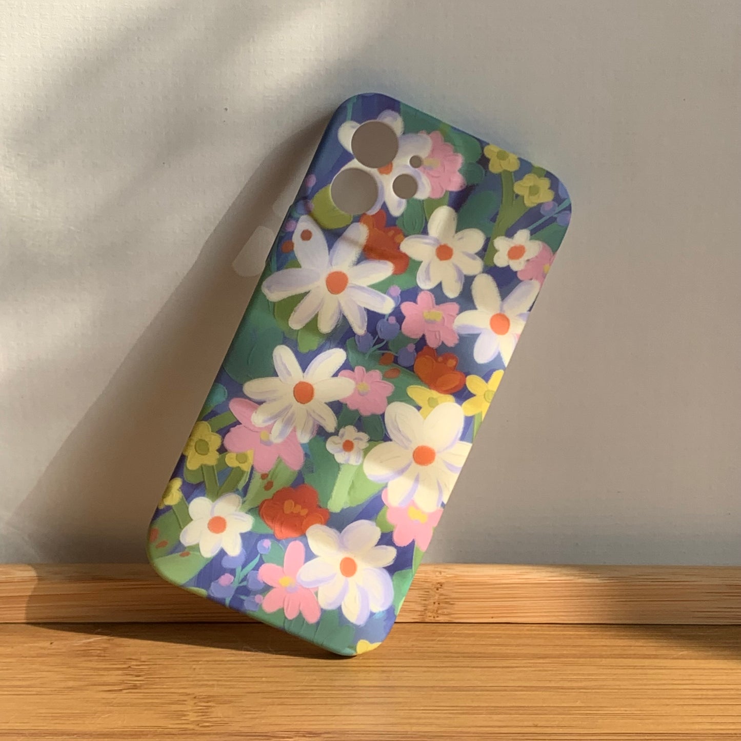 Floral pattern wavy shape phone case