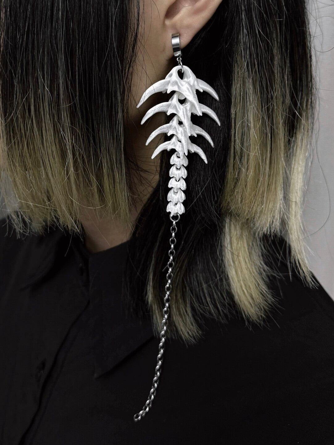 Vertebra Single Earring,Pearlescent Chain / Stud,Lumivault.