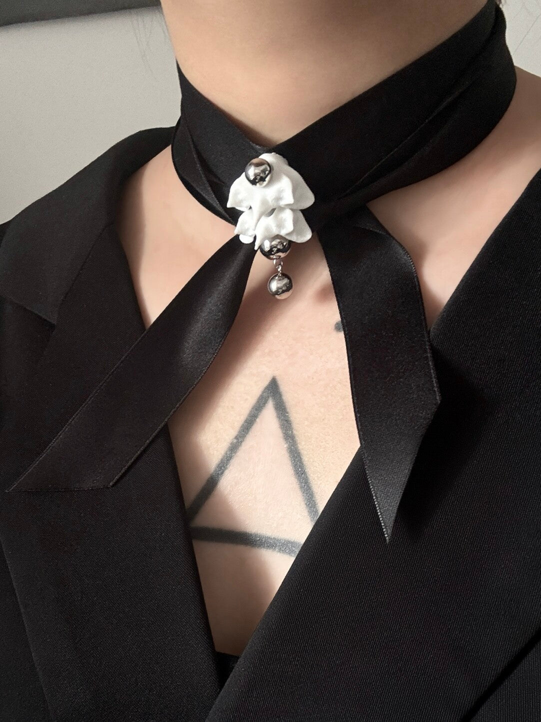 Bone Flower Choker,White Pendant,Lumivault.
