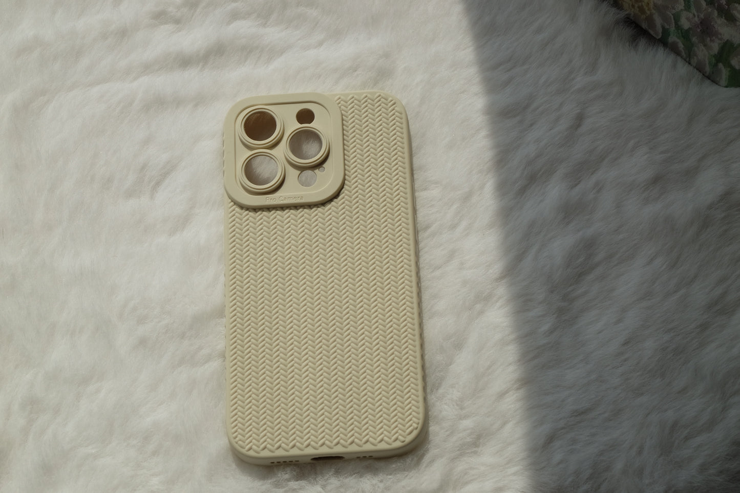 Simple twist pattern phone case