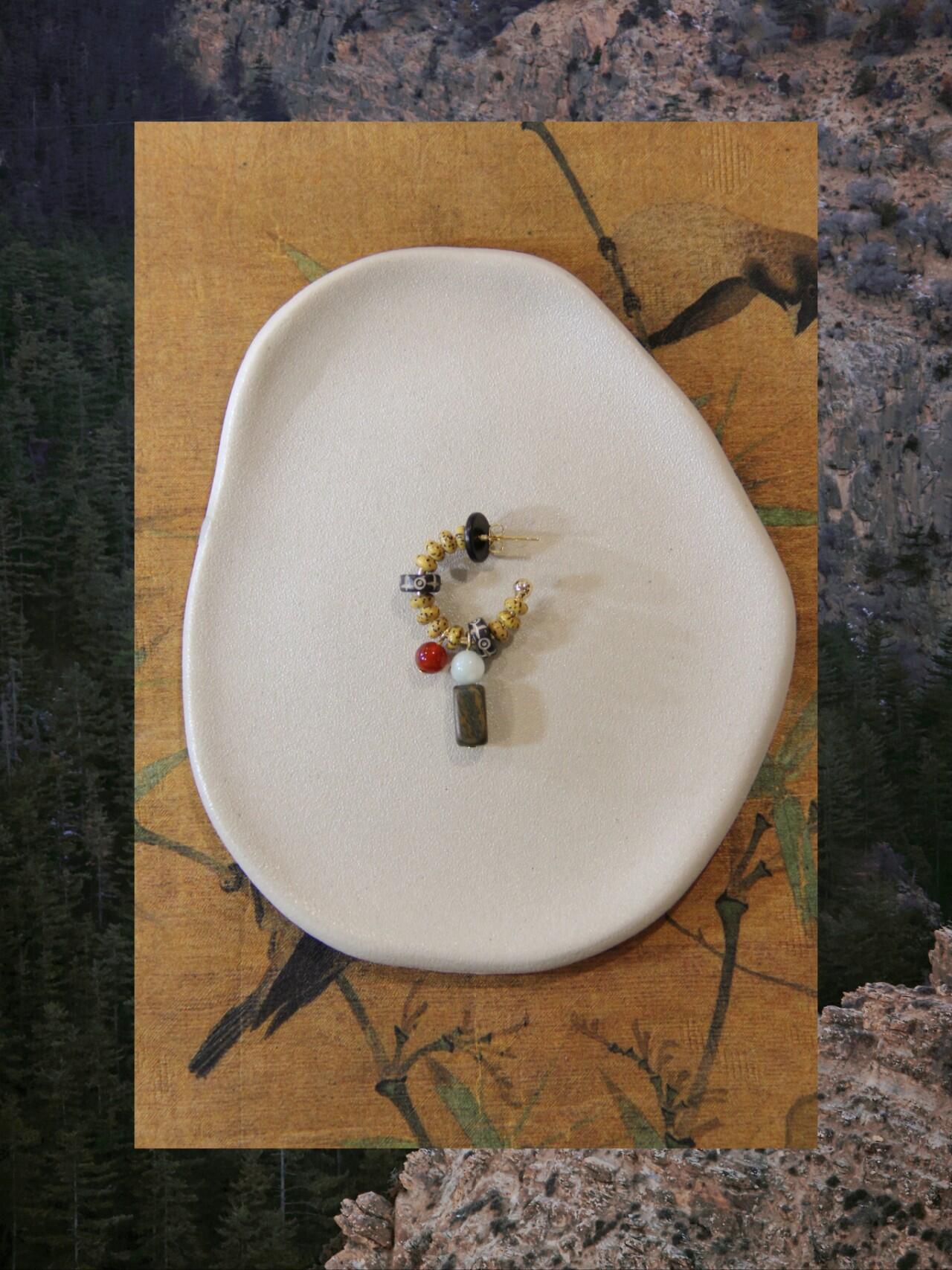 Chinoiserie Mountain Sandalwood Agate Earrings