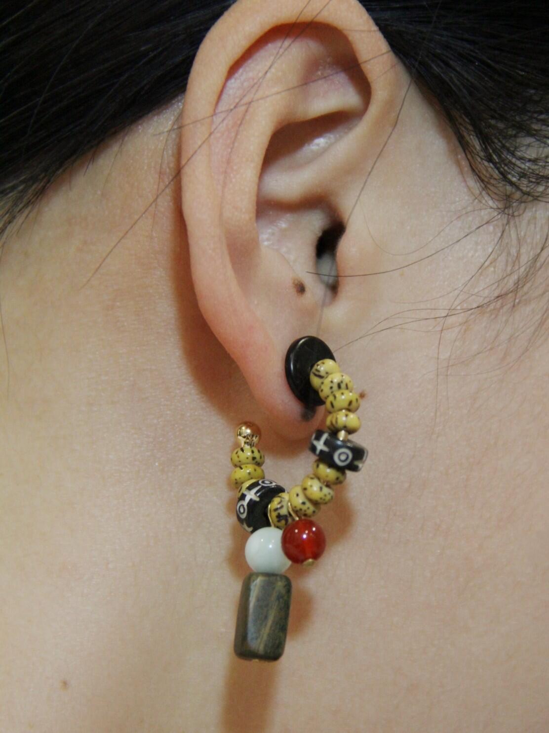 Chinoiserie Mountain Sandalwood Agate Earrings