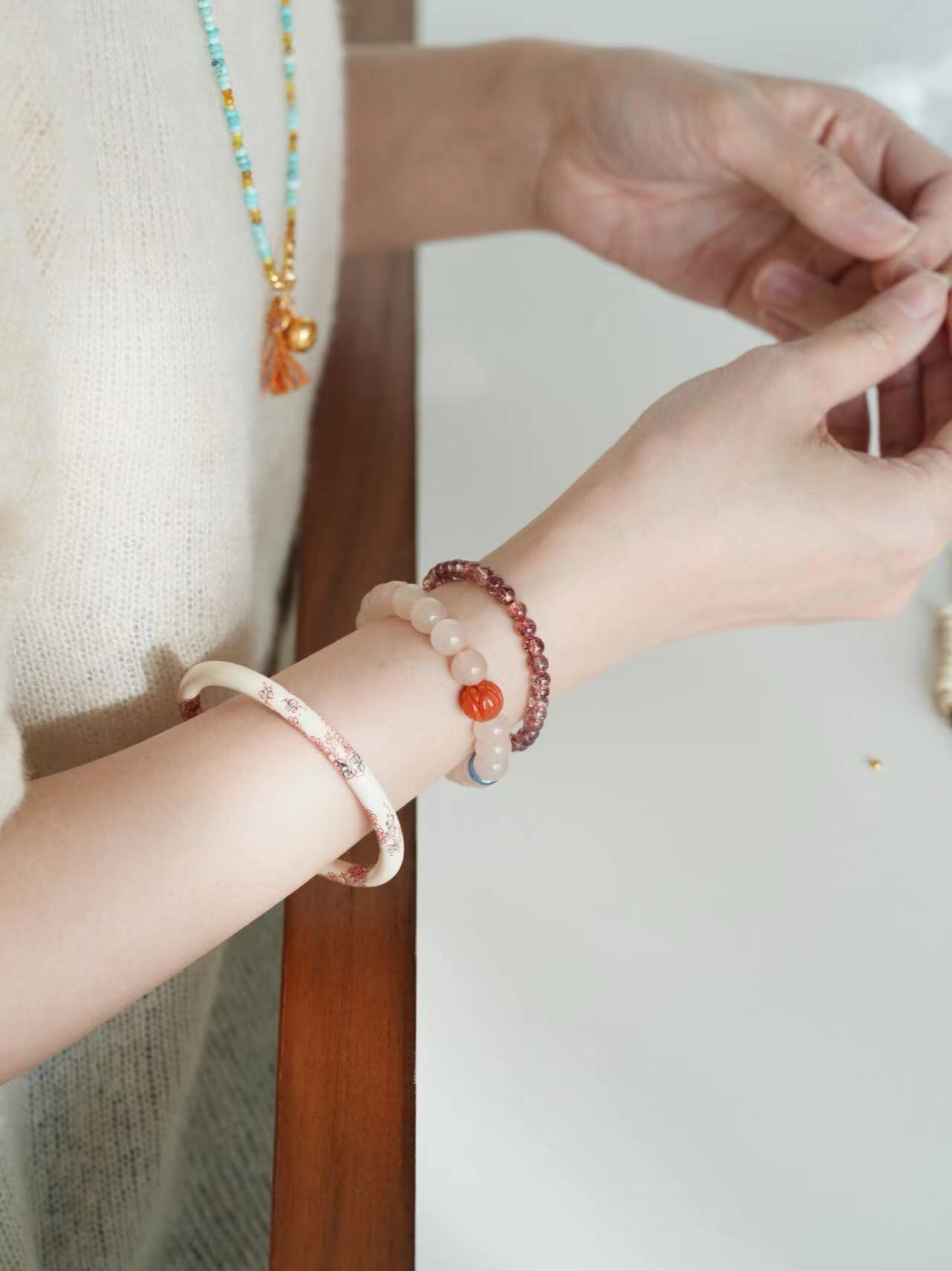 Chinoiserie  Vanilla South Red Agate Bracelet
