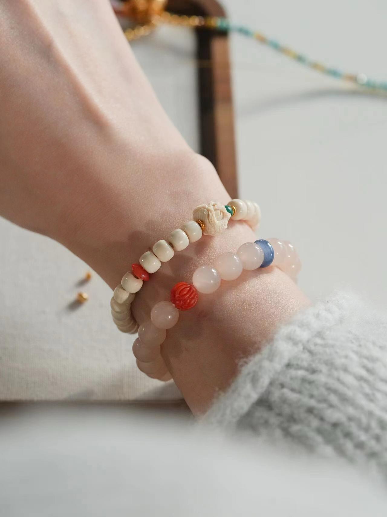 Chinoiserie  Vanilla South Red Agate Bracelet