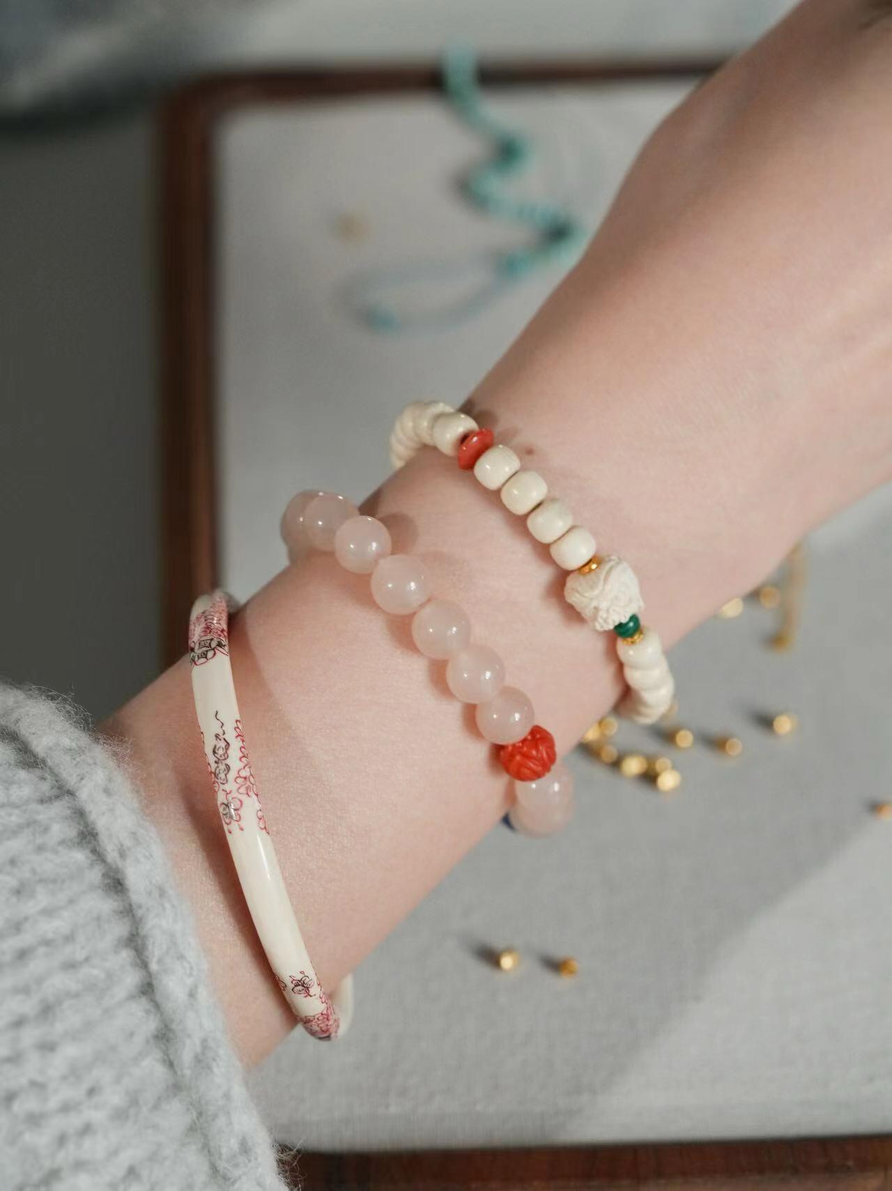 Chinoiserie  Vanilla South Red Agate Bracelet