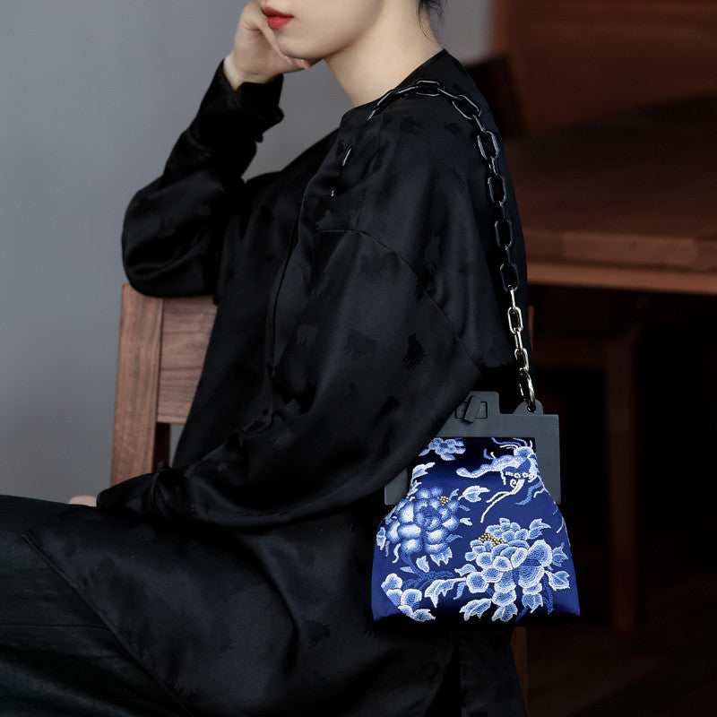 [Chinoiserie] Blue Flower Embroidery Frame Clutch Bag