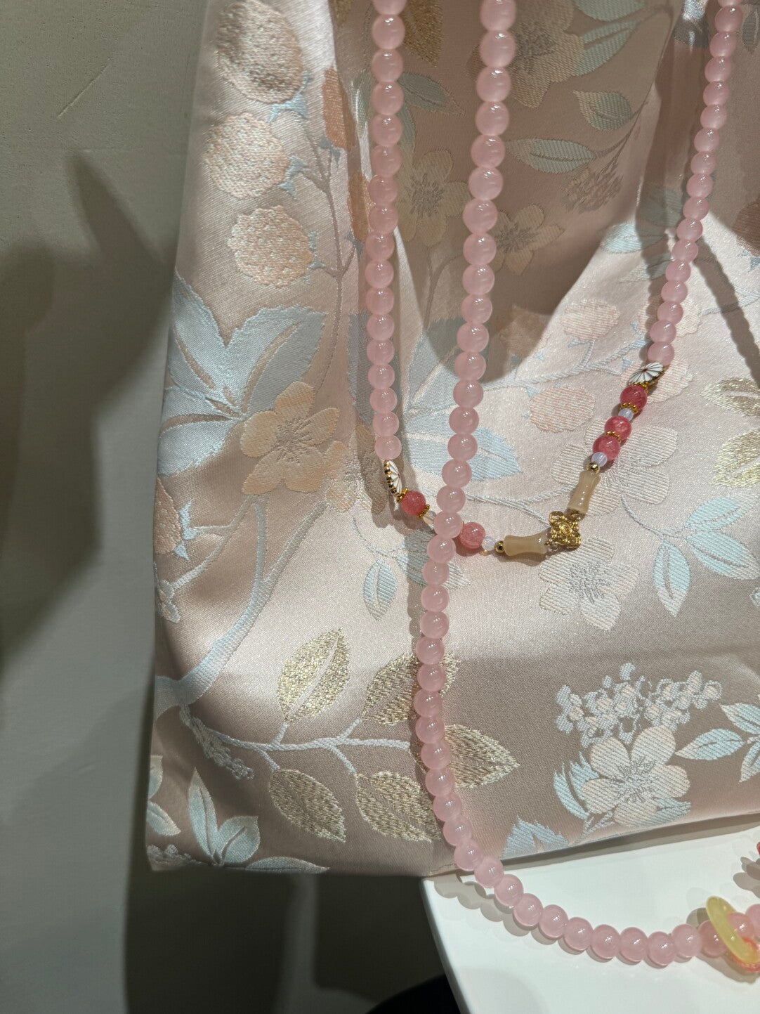 [Chinoiserie] Light Pink Lychee Pattern Beaded Tassel Silk Bag