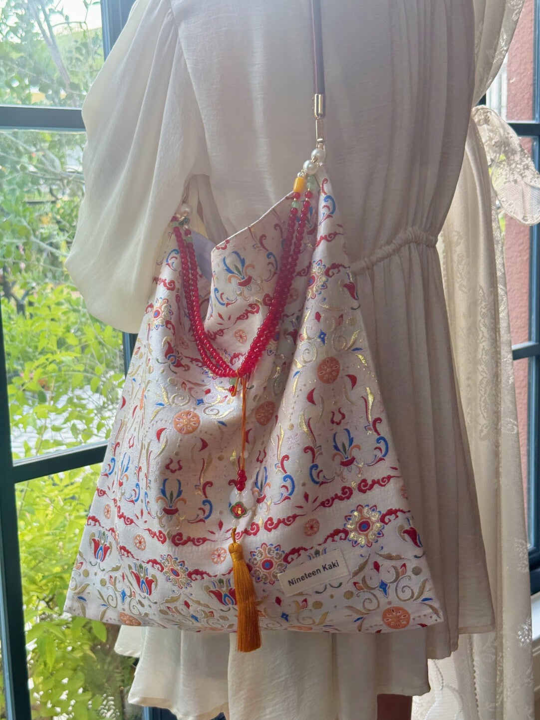 [Chinoiserie] Luxury Loulan Pavilion Pattern Red Beads Tassel Silk Bag