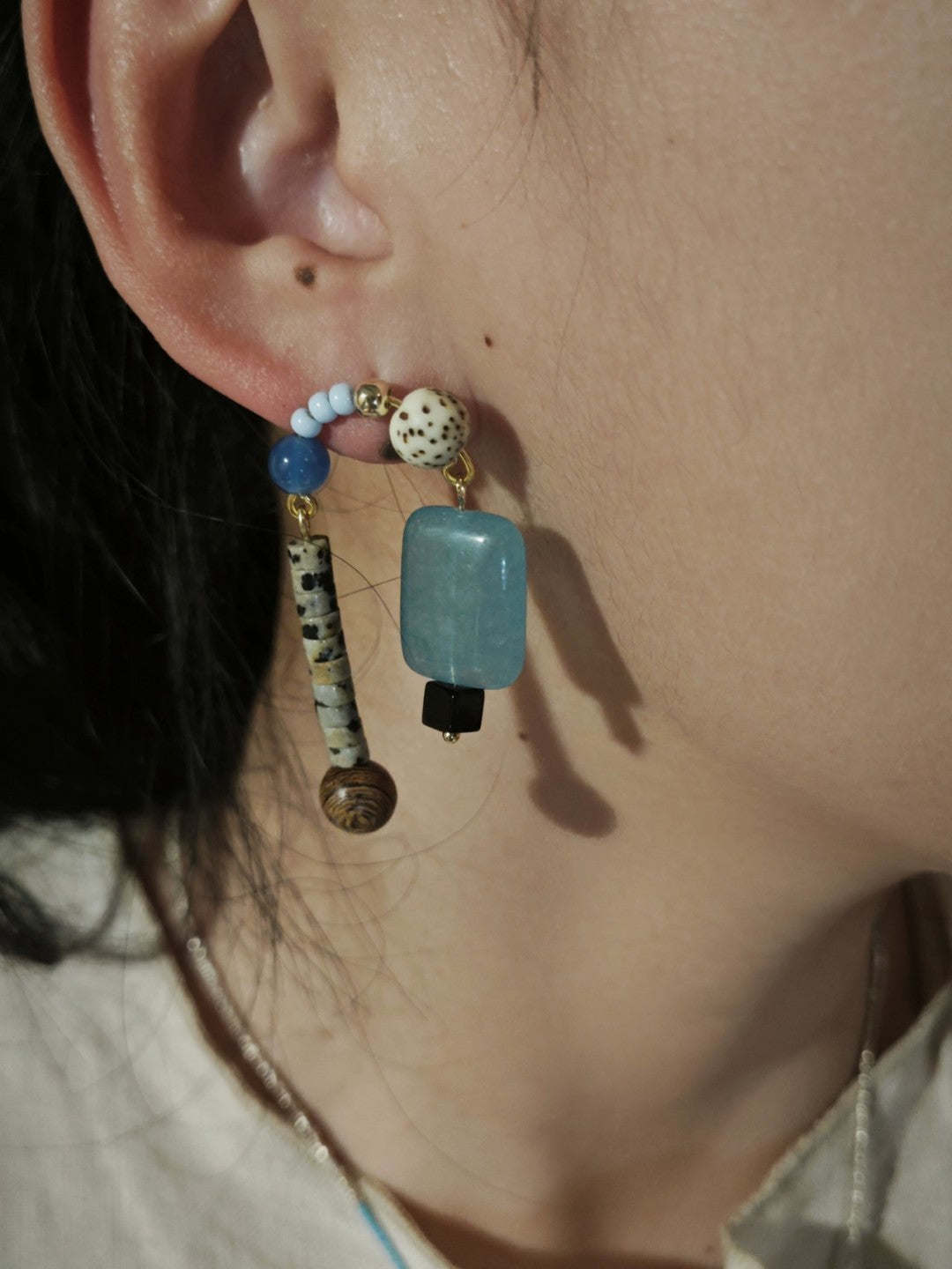 「Chinoiserie」Natural Sandalwood Asymmetric Blue Earrings