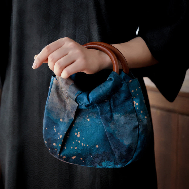 [Chinoiserie]  Wooden Handle Blue Pleated Clutch
