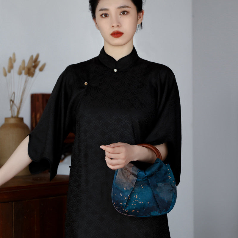 [Chinoiserie]  Wooden Handle Blue Pleated Clutch
