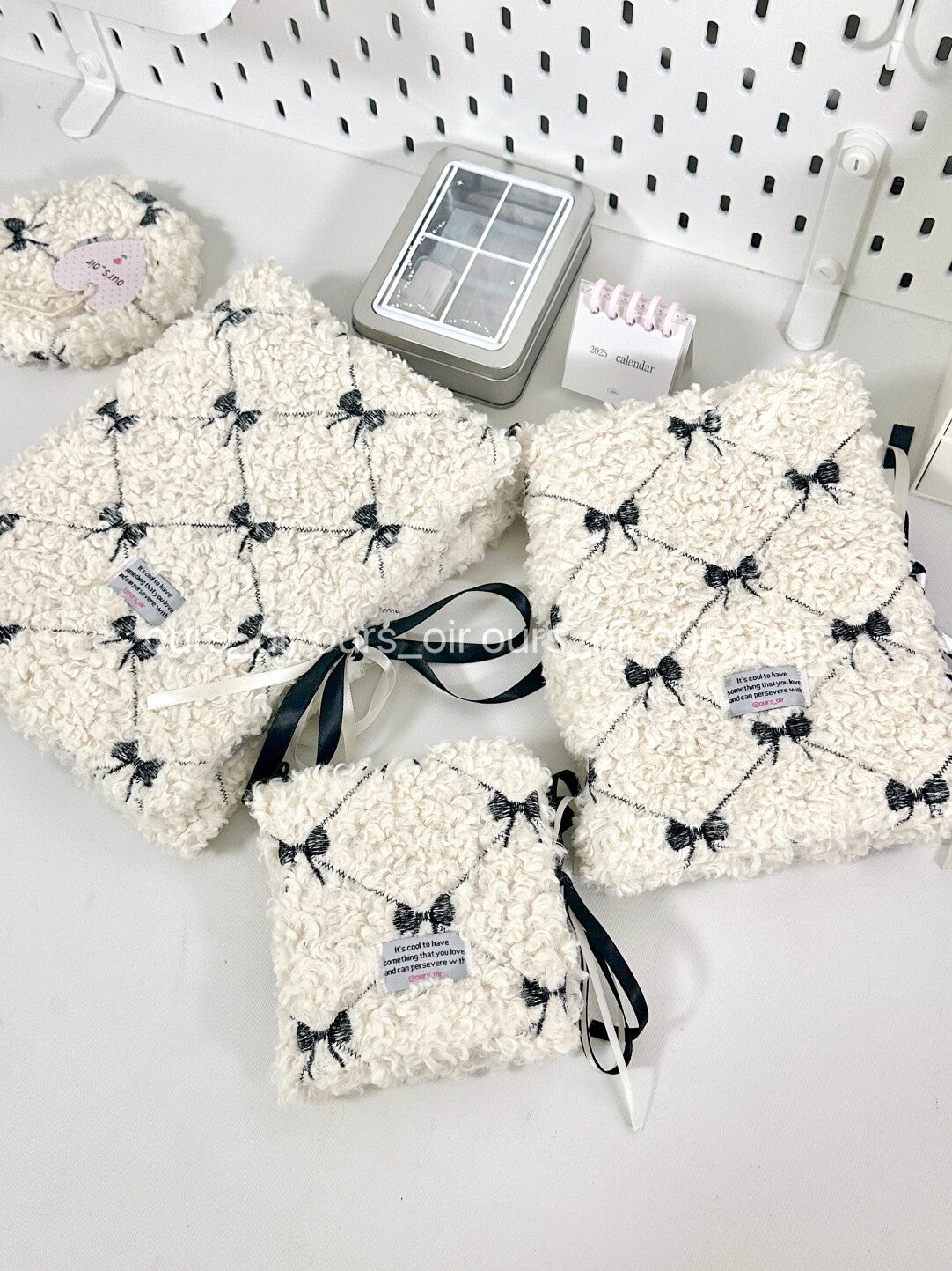 Cute Black-Beige Bow Plush Card Organizer