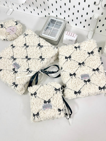 Cute Black-Beige Bow Plush Card Organizer