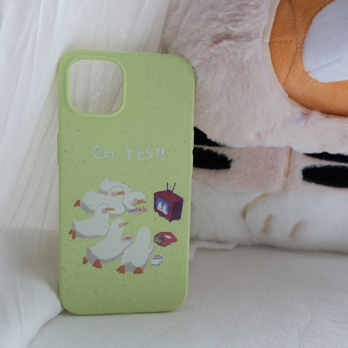 Watching tv goose degradable phone case