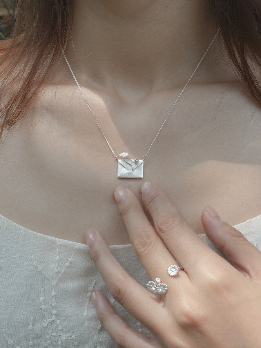 Daisy‘s Letter Silver Necklace