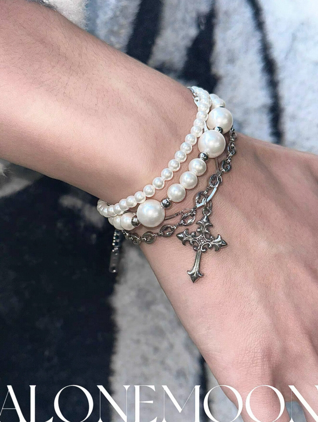 Disordered Pearl Beaded Layered Choker