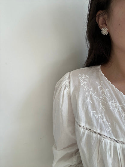 Gentle Small Flower Nacre Earrings