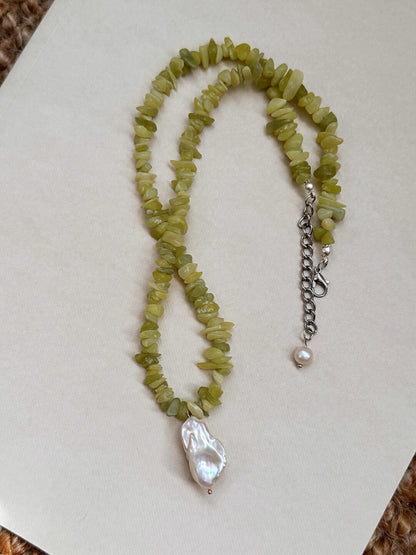 Green Natural Stones Pearl Beaded Necklace
