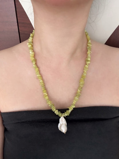 Green Natural Stones Pearl Beaded Necklace