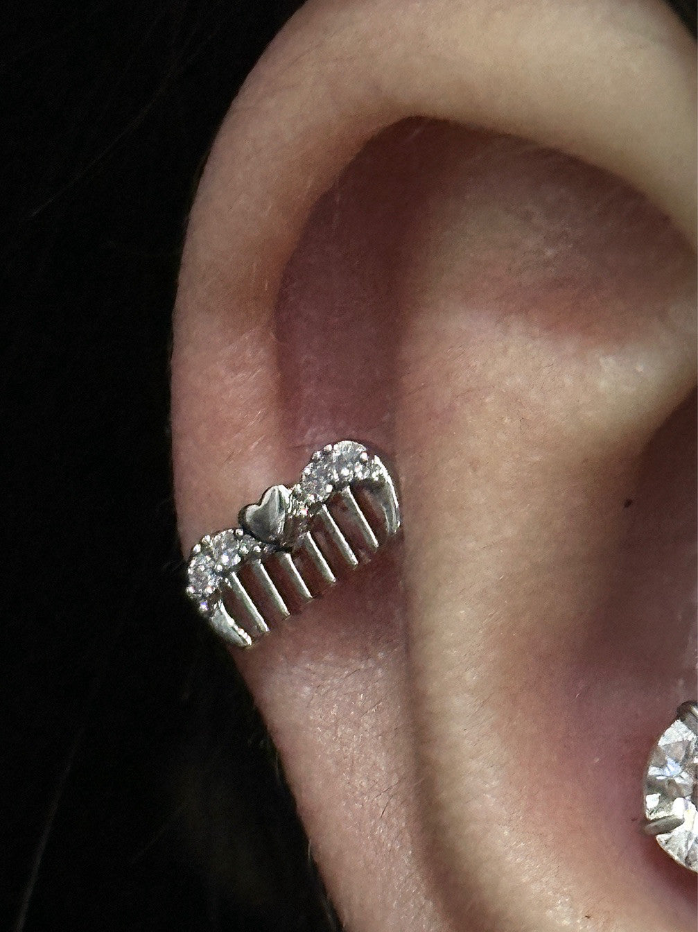 Mini Comb Threaded Screw Flat Black Earring