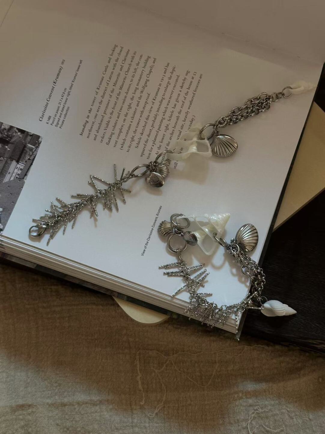 Mousse Cake Conch Pendant Bracelet