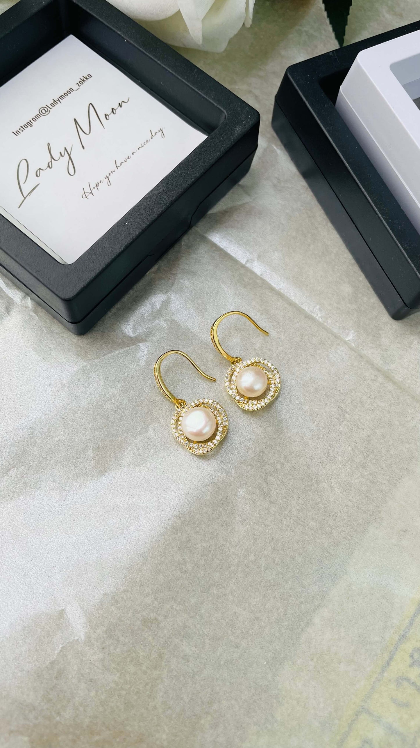 「Lady Moon」Pearl EarringJewelry - Three Fleas